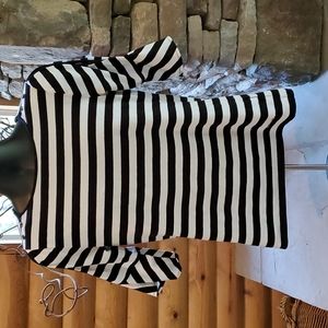 JONES NEW YORK SIZE MEDIUM NAVY AND WHITE TOP